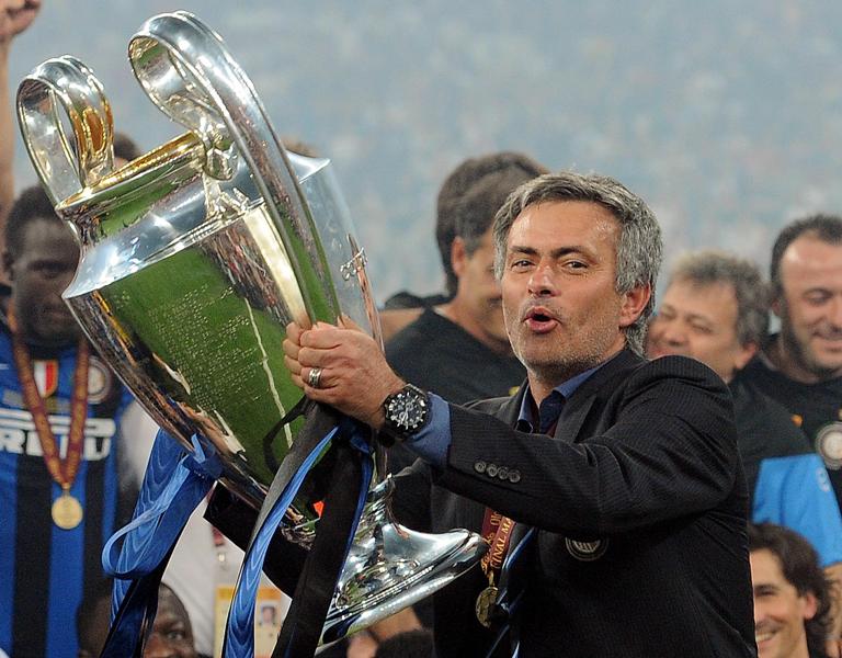 L'allenatore dell'Inter Jose Mourinho festeggia la vittora della finale di Champions League ieri sera al Bernabeu di Madrid. DANIEL DAL ZENNARO